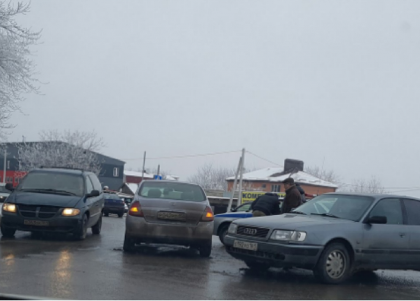 Столкновение иномарок затруднило движение в Первомайском районе Ростова