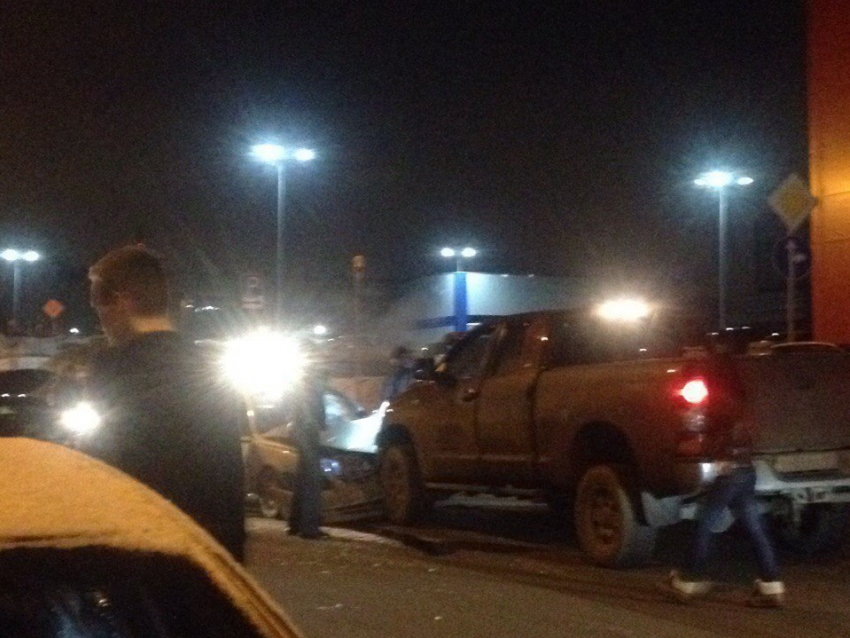 Из-за сообщения о заминированнии две машины столкнулись на парковке ТЦ в Ростове