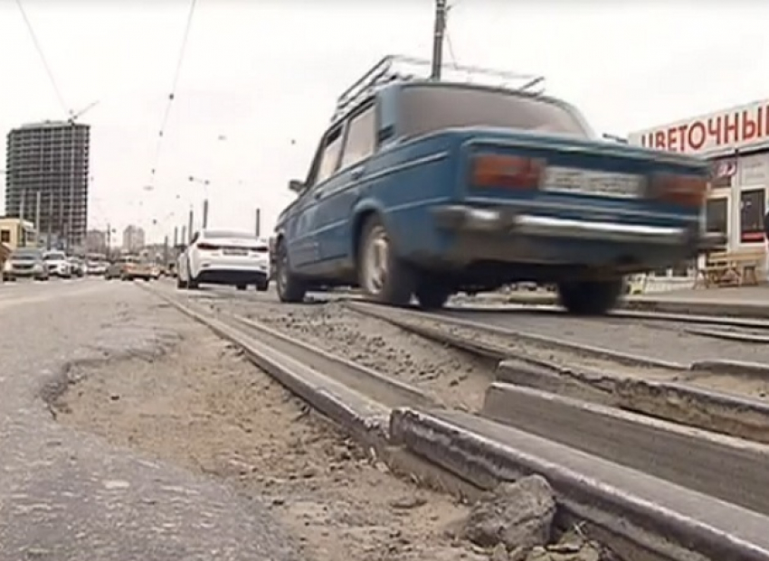 Ужасы дорожного покрытия известного проспекта в Ростове показал телеканал «Россия 24"