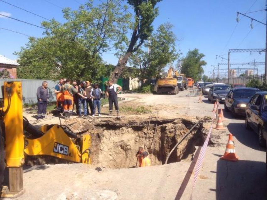 В течение суток устранят провал в районе зоопарка