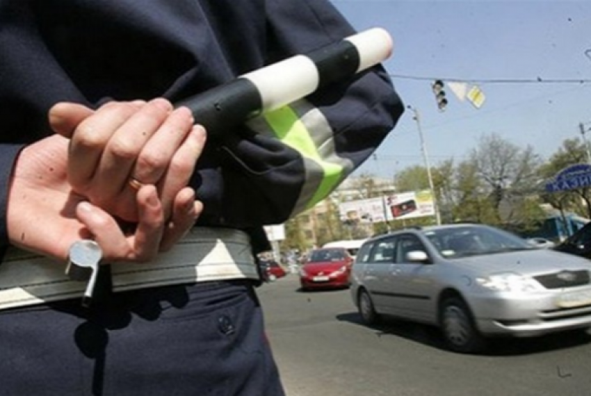 В получении взятки в 15 тысяч рублей подозревают сотрудника ДПС в Ростовской области