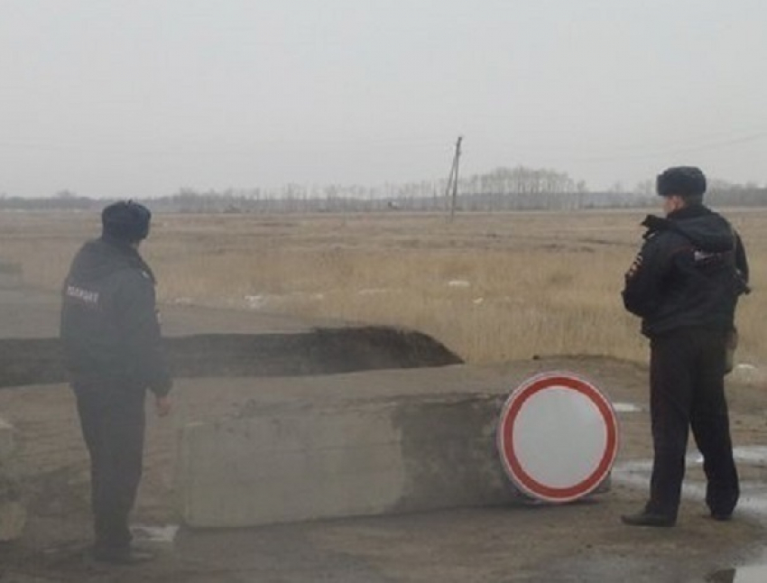 Власти Ростовской области перекрыли движение на поврежденной паводком автодороге