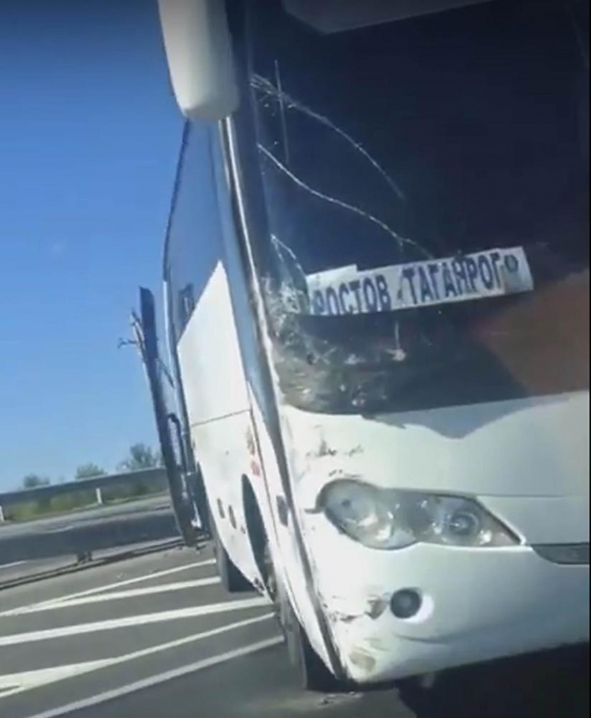 Автобус «Таганрог-Ростов» «влетел» в отбойник на трассе М-23: есть пострадавшие
