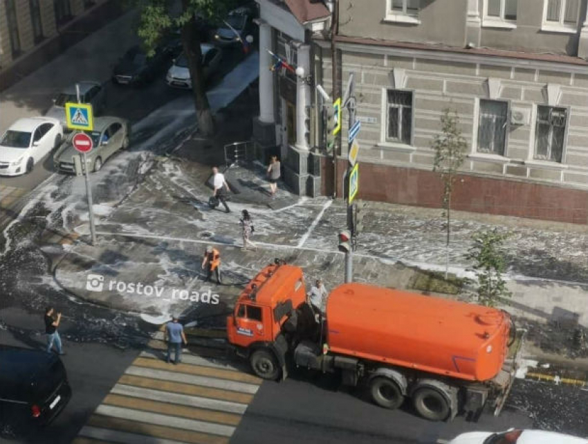 В Ростове центральные улицы помыли с шампунем, удивив горожан