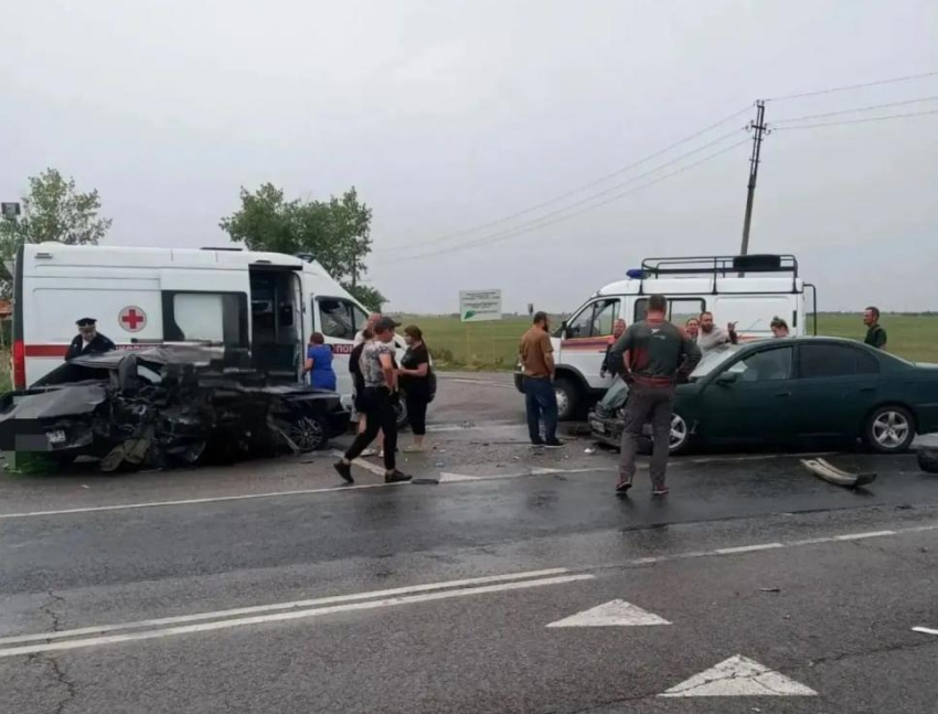 На трассе Ольгинская — Волгодонск столкнулись четыре автомобиля