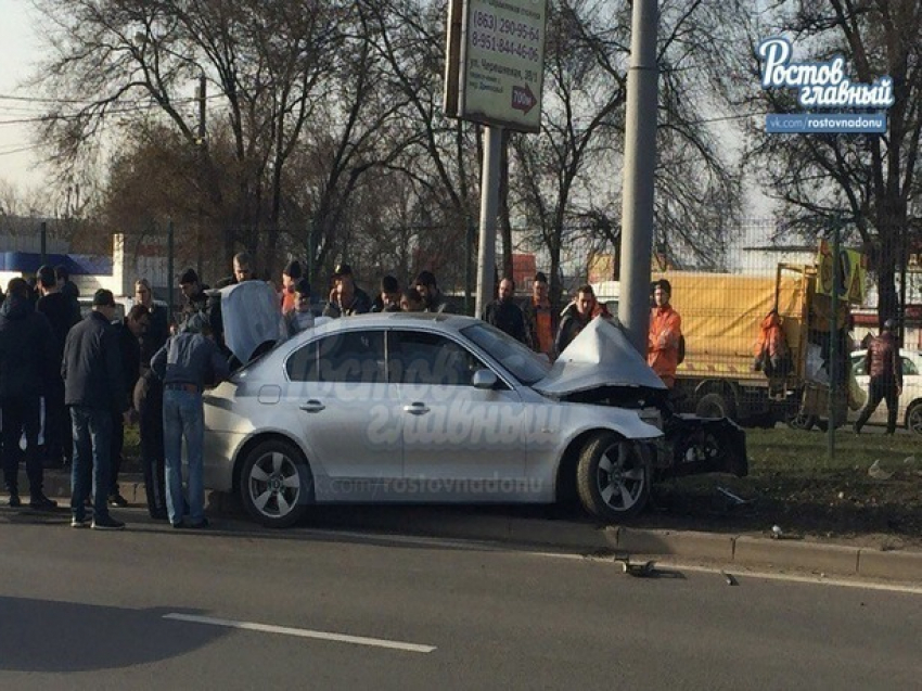 Серебристый BMW грациозно снес столбом свой капот в Ростове