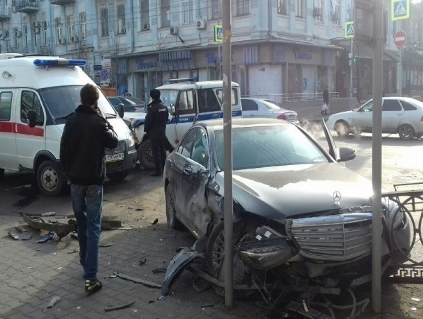 Полицейский пострадал в ДТП в центре Ростова: парализовано движение транспорта