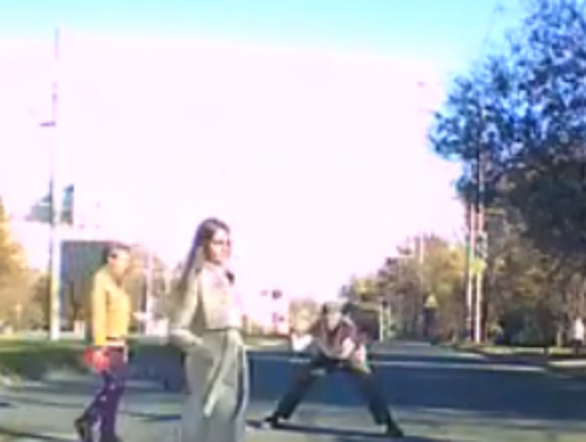 Дающий старт гонкам веником на «зебре» Ростова развеселый мужчина в панамке попал на видео