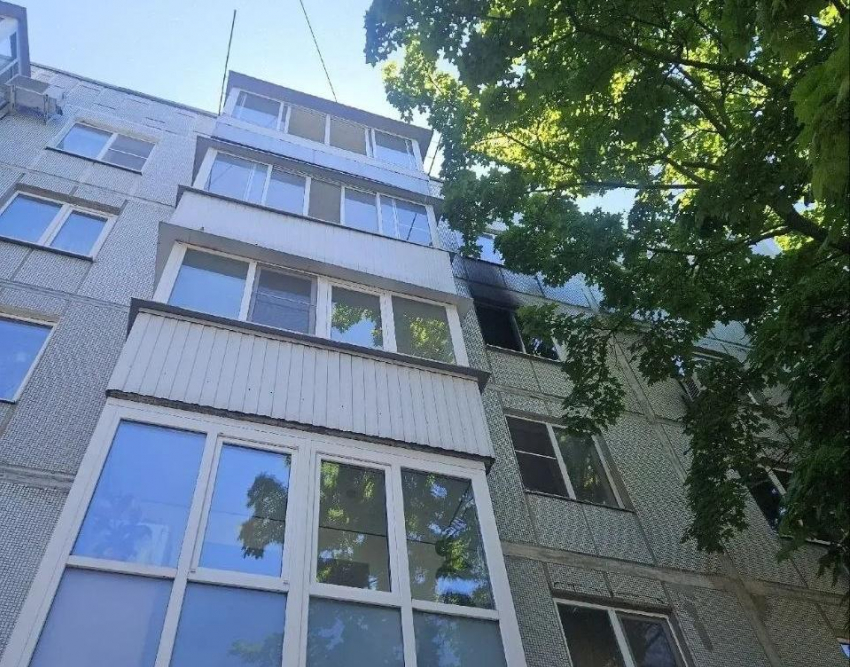 Троих человек спасли из горящей квартиры в Ростове