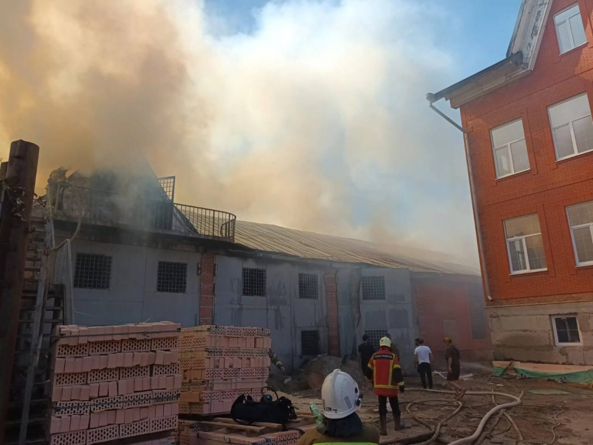В Ростове-на-Дону крупный пожар охватил склад и жилые дома