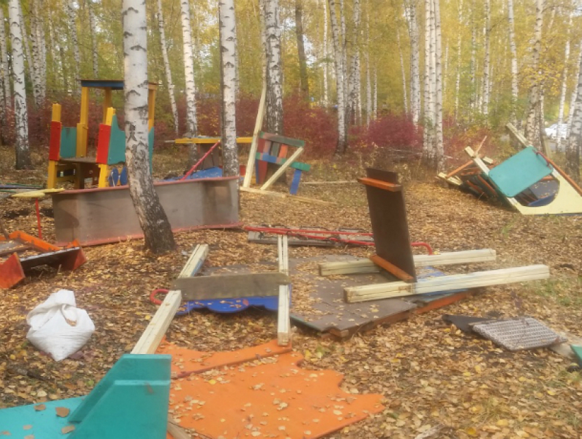 Ростовские вандалы бешено разломали на кусочки детскую площадку