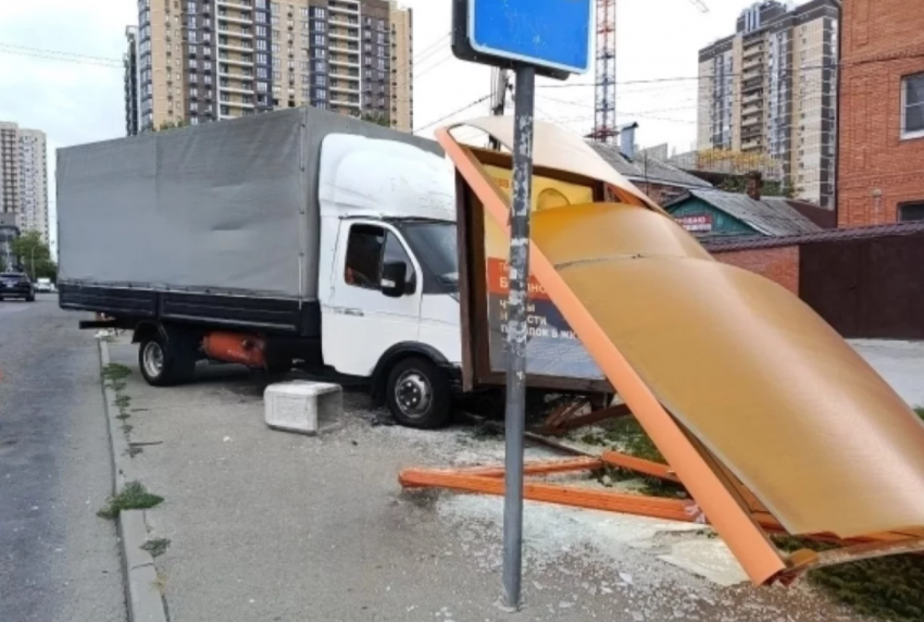 В Ростове «Газель» без водителя протаранила остановку на Мечникова