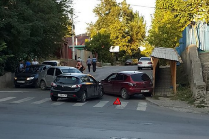 В Ростове на Богатяновском спуске столкнулись лоб в лоб три машины