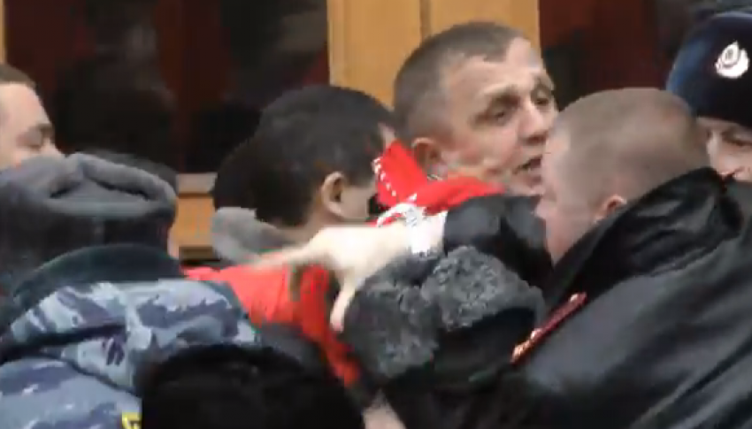 Депутат Владимир Бессонов предстанет перед судом за избиение полицейского в Ростове