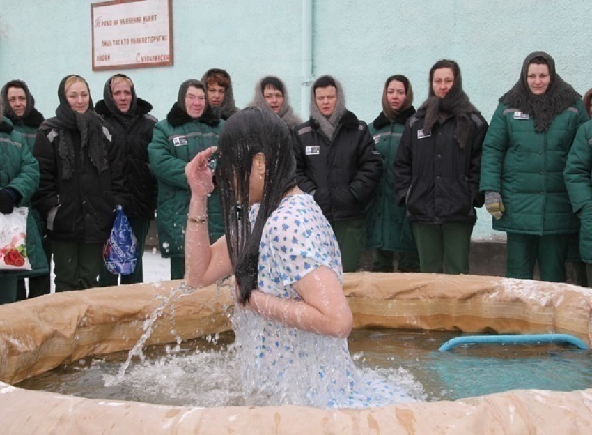 Первые в истории крещенские купания в женской колонии Азова сняли на видео