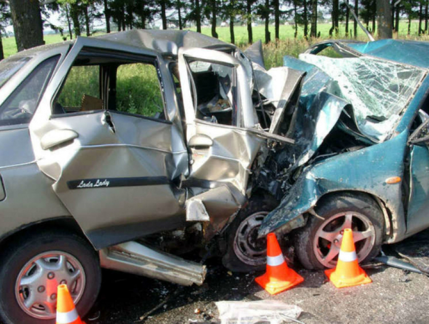 Молодые пассажиры легковушки получили травмы в ДТП с «запрещенным приемом» в Ростовской области