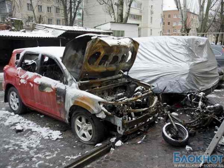 В Ростове на стоянке сгорели  Toyota Rav 4, Toyota Land Cruiser, Kia Sorento и мопед