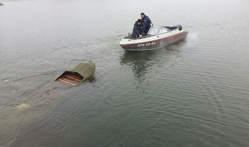 Спасатели достали из водоема двух нетрезвых рыбаков