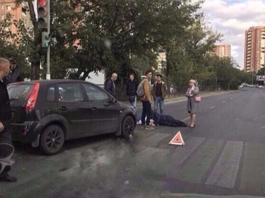 В Ростове-на-Дону на «зебре» иномарка сбила женщину средь бела дня