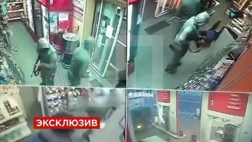 Четверо вооруженных  людей в масках из «Крика» ограбили АЗС в Ростове 