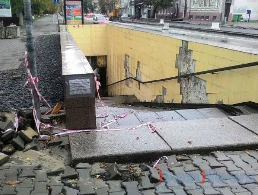 Закрытый подземный переход толкает горожан под колеса в центре Ростова