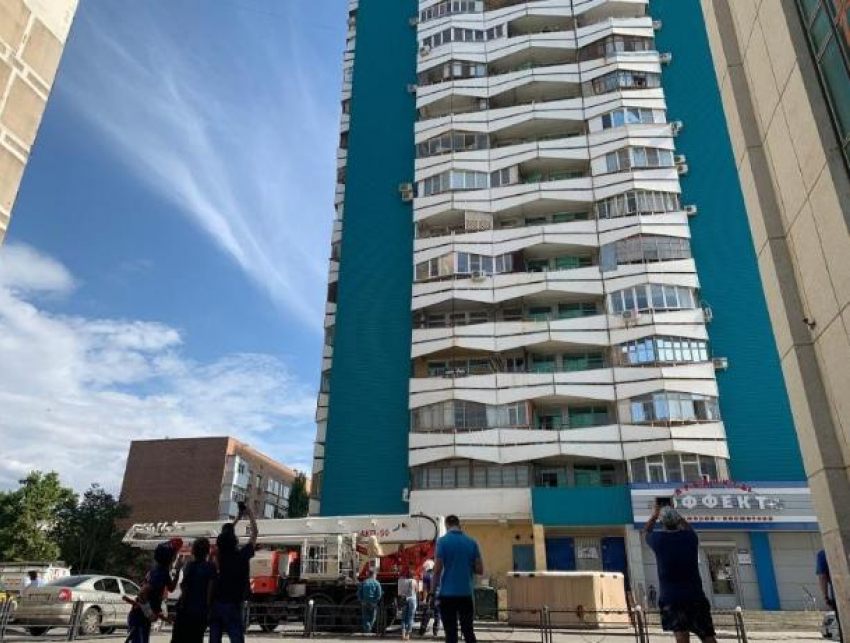 В Ростовской области спасатели успели снять студента с карниза 16-этажного дома