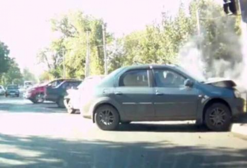 В Ростове при столкновении Renault Logan и «ВАЗа» пострадал один человек