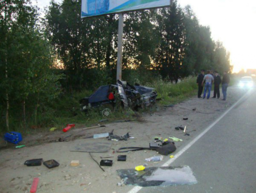 Школьница погибла и трое мужчин пострадали в жутком ДТП с рекламным щитом в Ростовской области