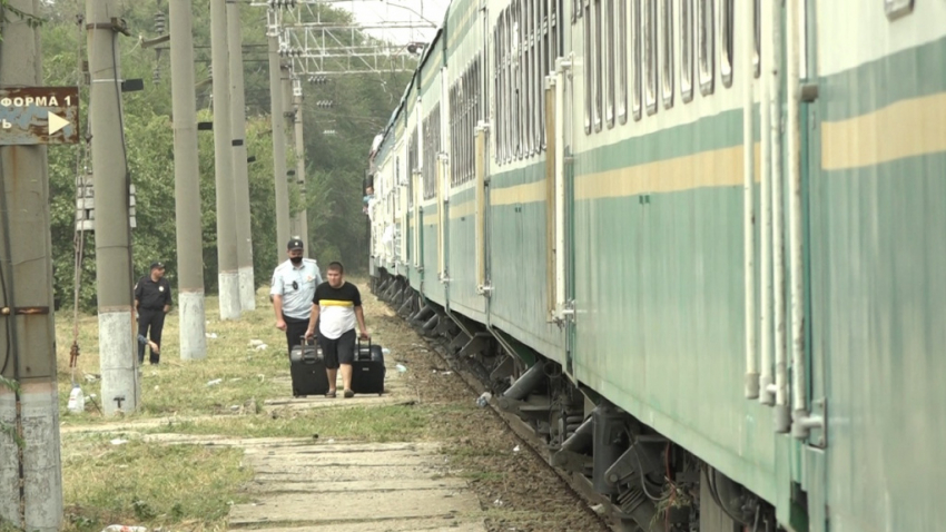 Около тысячи узбекистанцев отправились вывозным поездом из Ростова в Ташкент