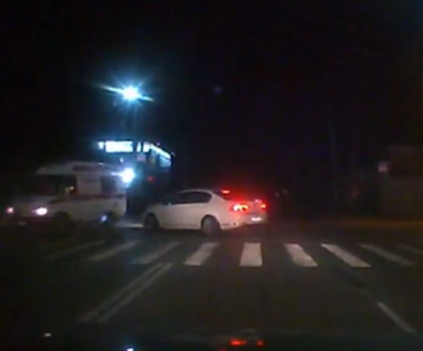 В Таганроге Volkswagen врезался в скорую помощь, авария попала на видео