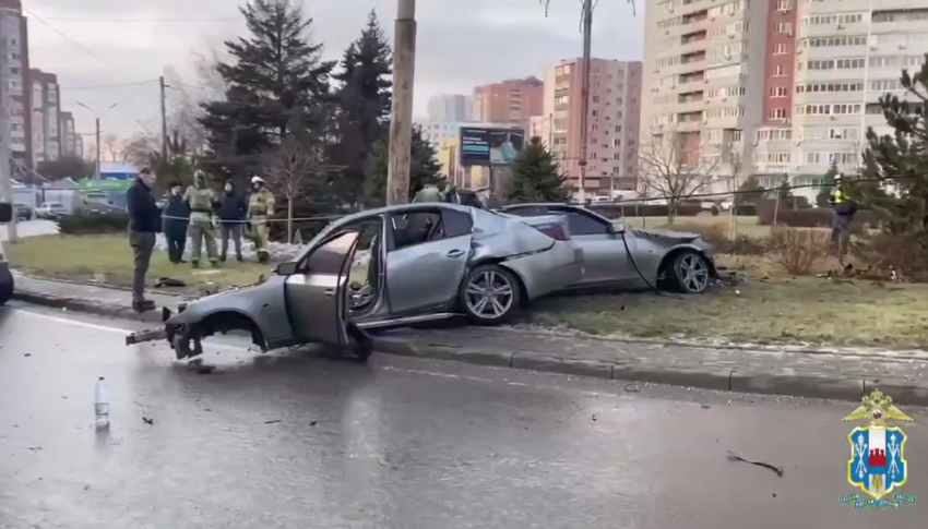 В Ростове BMW врезался в опору ЛЭП – машину разорвало на две части, три человека погибли