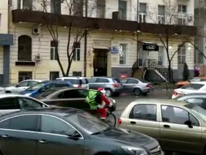 Смешной Дед Мороз на велосипеде попал на видео в Ростове