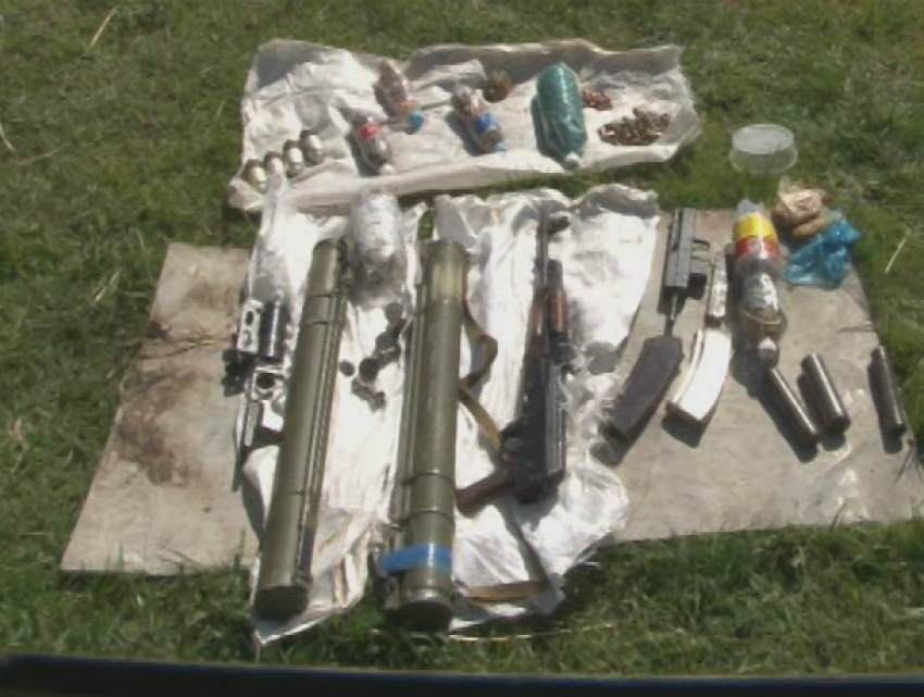 Вместо банок с компотами в подвале жилого дома в Ростовской области нашли оружейный склад
