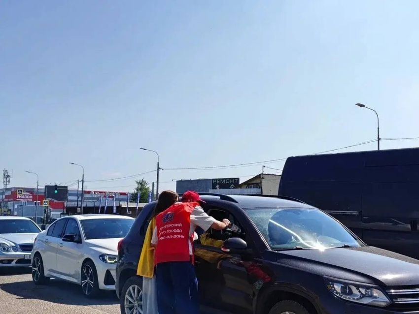 В Ростовской области волонтёры помогают водителям в очередях на заправках