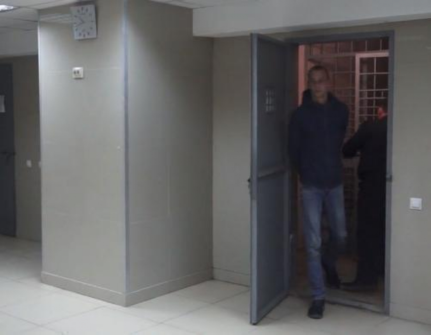 Мужчины воровали деньги из банкомата с помощью двустороннего скотча