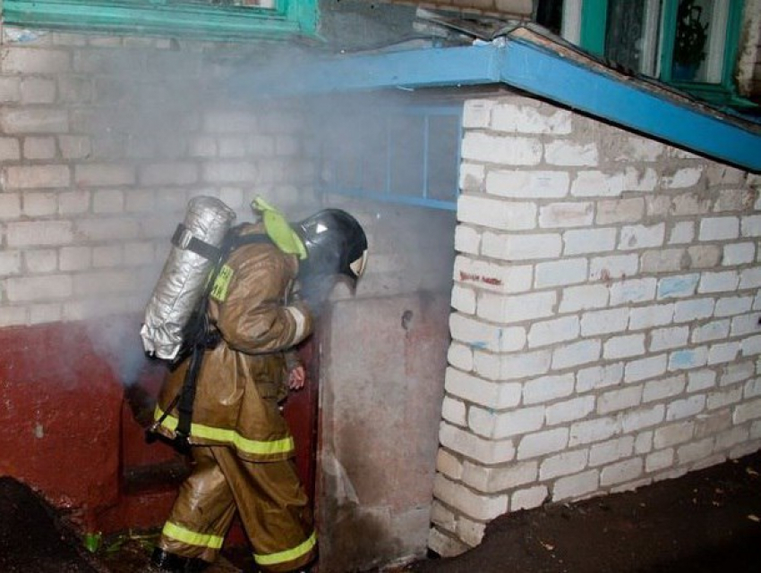 Мужчину с ножевым ранением бросили в горящем подвале на улице Пушкинской в Ростове