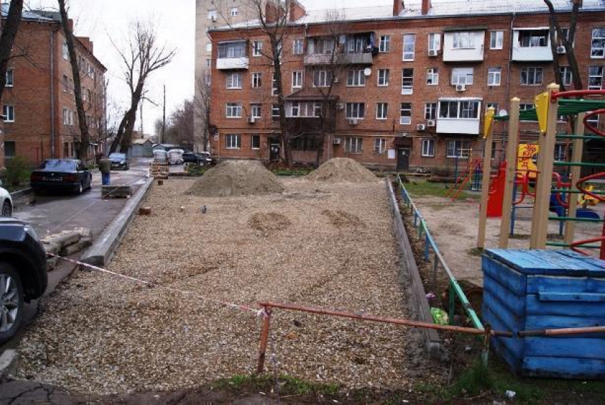 В Ворошиловском районе завершают строительство эко-парковки
