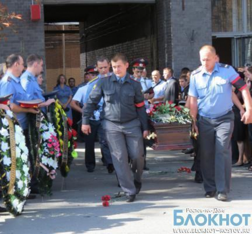 С погибшими полицейскими прощаются в Новочеркасске