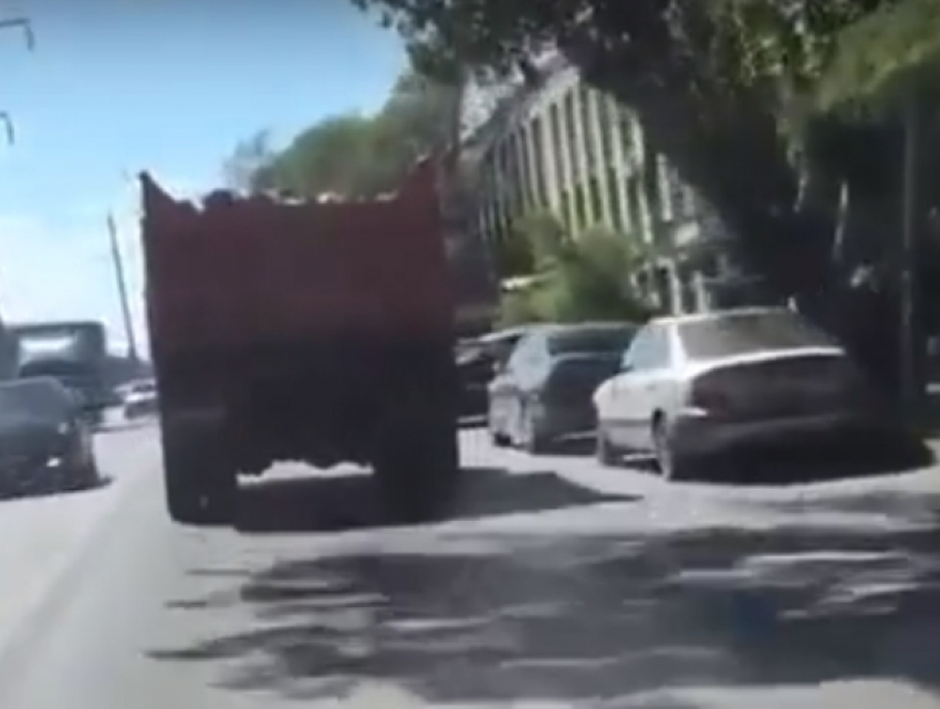Разбрасывающий во все стороны строительный мусор веселый грузовик на дороге Ростова попал на видео