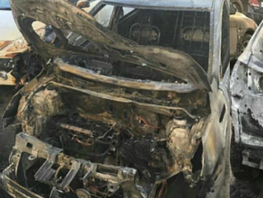 Крупный пожар уничтожил несколько автомобилей, припаркованных у гаражей в Ростове