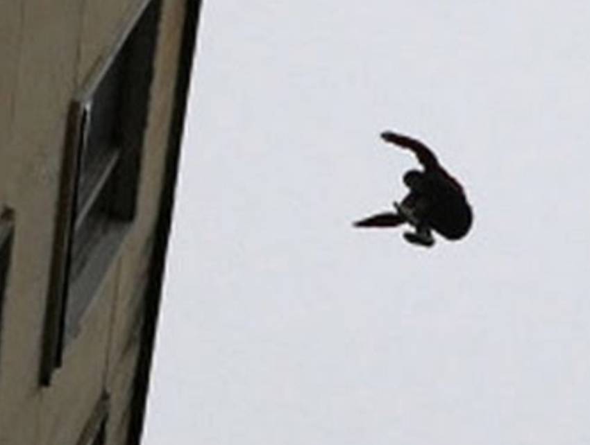 Рабочий разбился во время работ на крыше Дома офицеров в Ростове