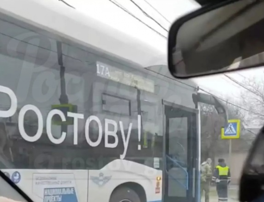 В Ростове электробус №17 попал в аварию 