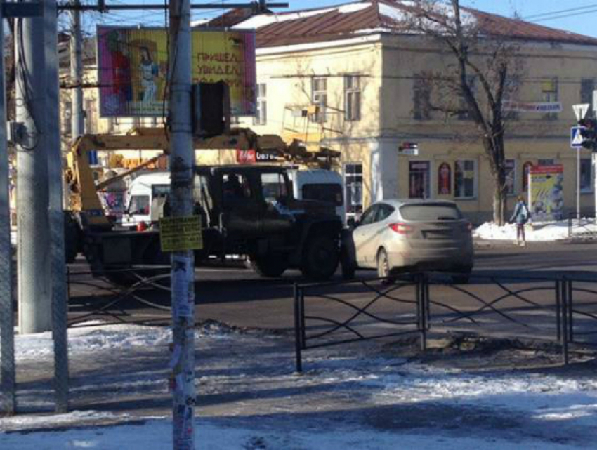 Нелепая авария с иномаркой и автокраном вызвала затор на дороге в центре Таганрога