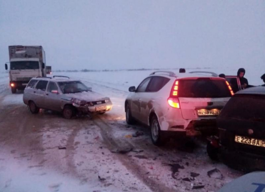 В Ростовской области автомобилистка насмерть сбила оформлявшего аварию мужчину