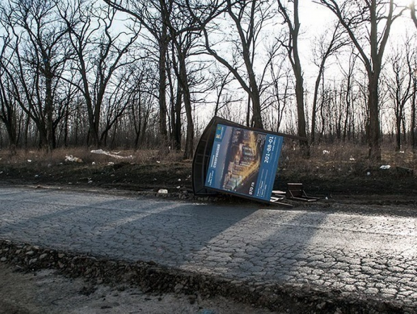 Мощный ветер уничтожил остановки и скамейки в Ростове