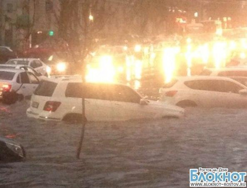 В Ростове после дождя машины плыли в центре города и на окраинах