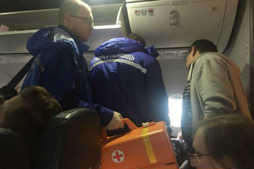 Подробности скоропостижной смерти пассажирки самолета выясняют следователи в Ростове