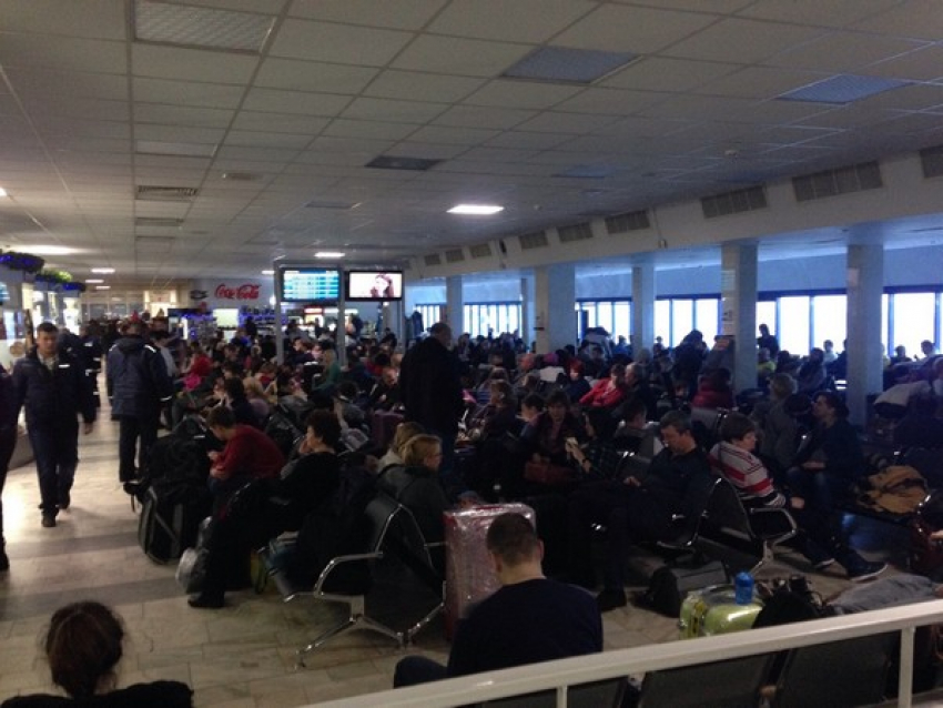Более тысячи пассажиров застряли в аэропорту Ростова из-за снегопада