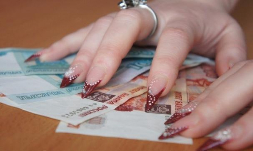 Лжесоцработницу, похитившую около 70 тысяч рублей, задержали на Дону