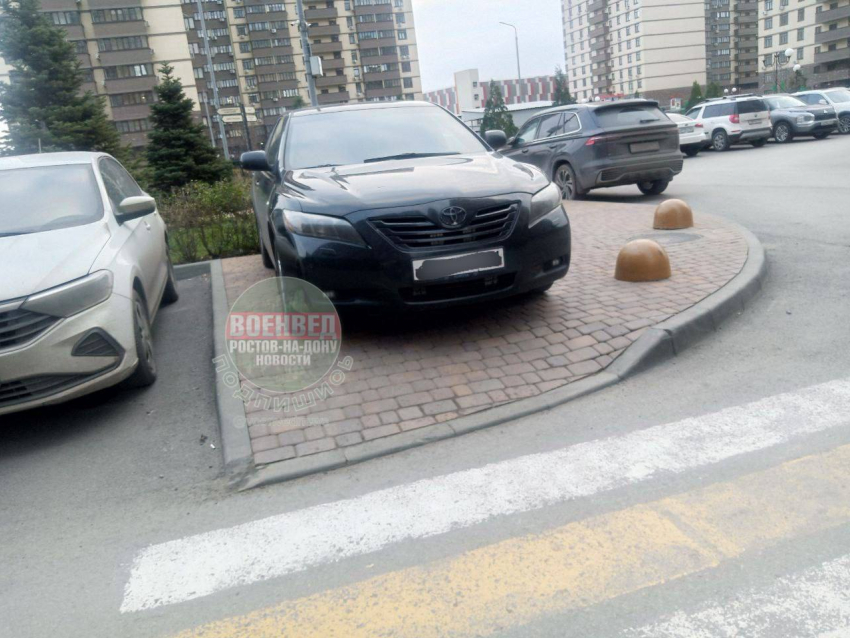 Дерзкого водителя, который оставил машину прямо на тротуаре, нашли и оштрафовали в Ростове 